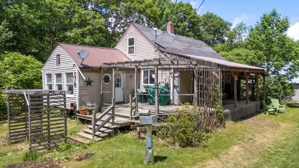 302 Mountain Road, Washington, ME 04574