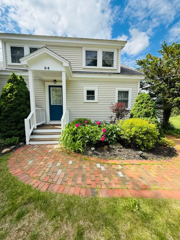 24 Mount Mica Road, Paris, ME 04281