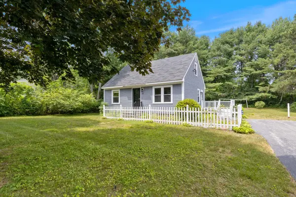 28 Woodside Drive, Kennebunk, ME 04043