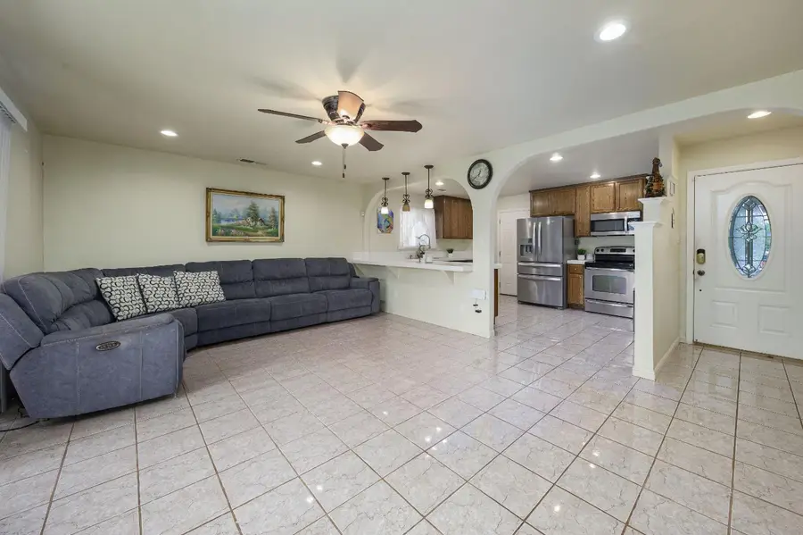 6913 Forman Way, Sacramento, CA 95828 - Image #2