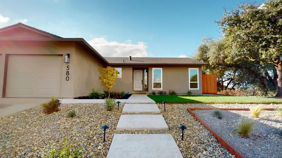 580 N Oak Avenue, Oakdale, CA 95361 - Image #2