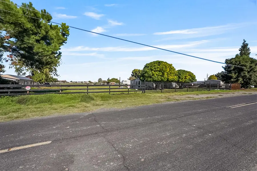 633 W Greenway Avenue, Turlock, CA 95380 - Image #3