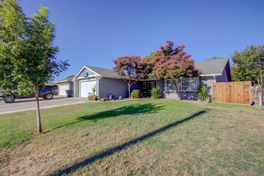 559 S Del Puerto Avenue, Patterson, CA 95363 - #3