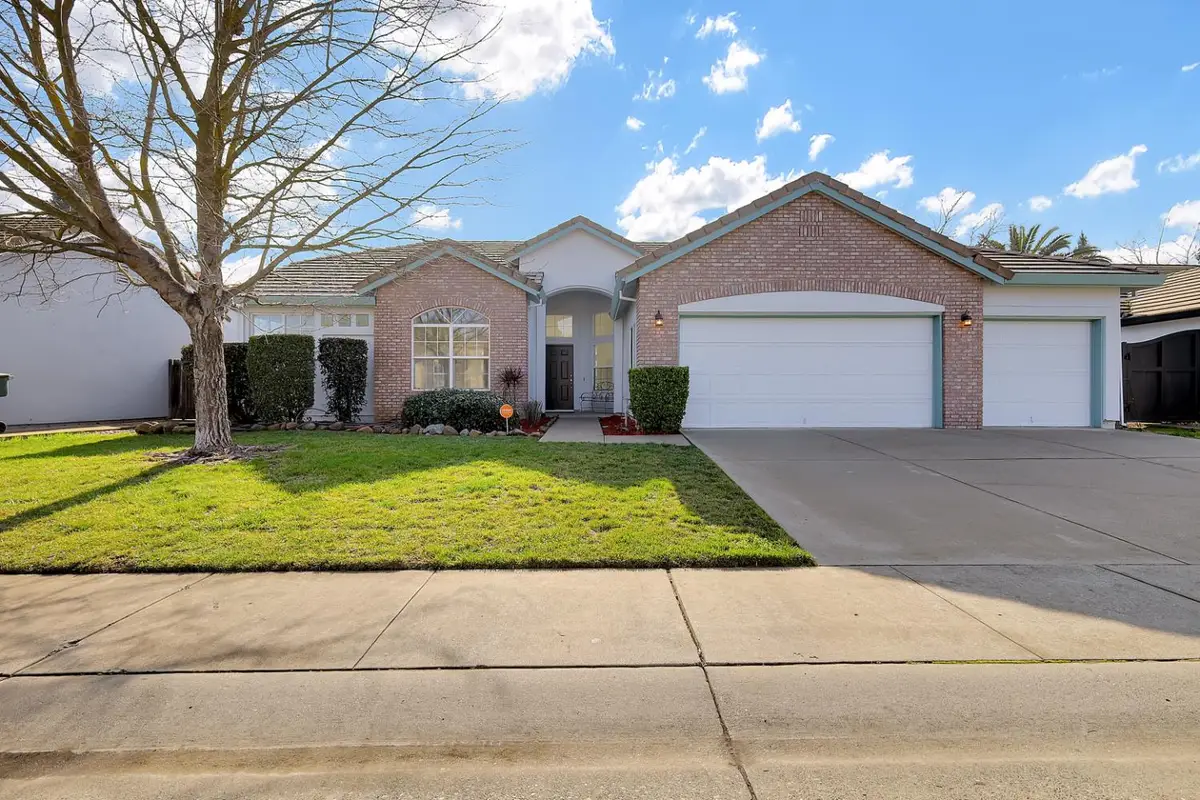 2004 Falls Dr, Yuba City, CA 95993 - Image #1