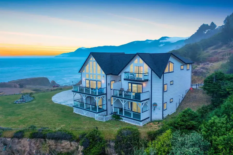 266 Dolphin Dr, Whitethorn, CA 95589 - #2