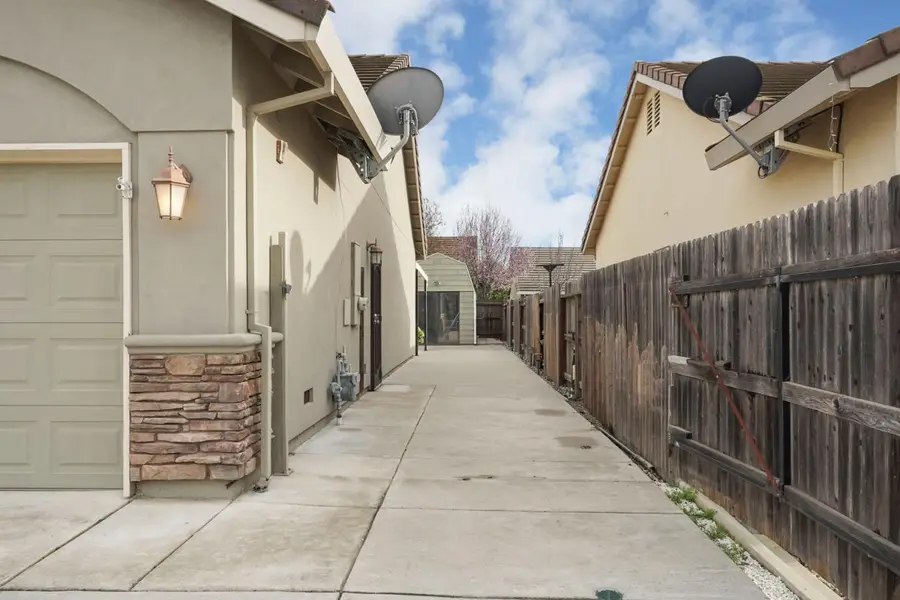 954 Stampede Trail, Galt, CA 95632 - #3