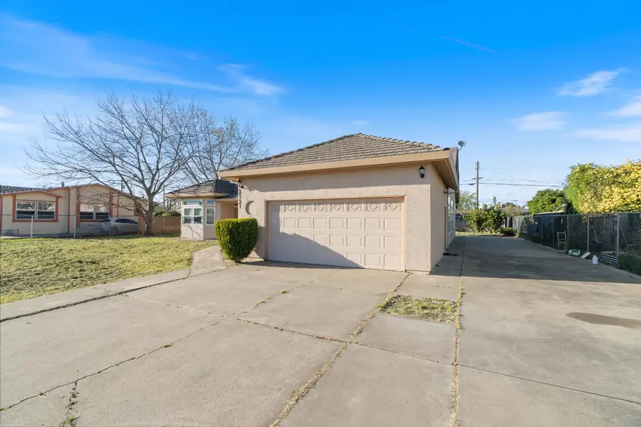 2721 Lock Avenue, Sacramento, CA 95822 - #2