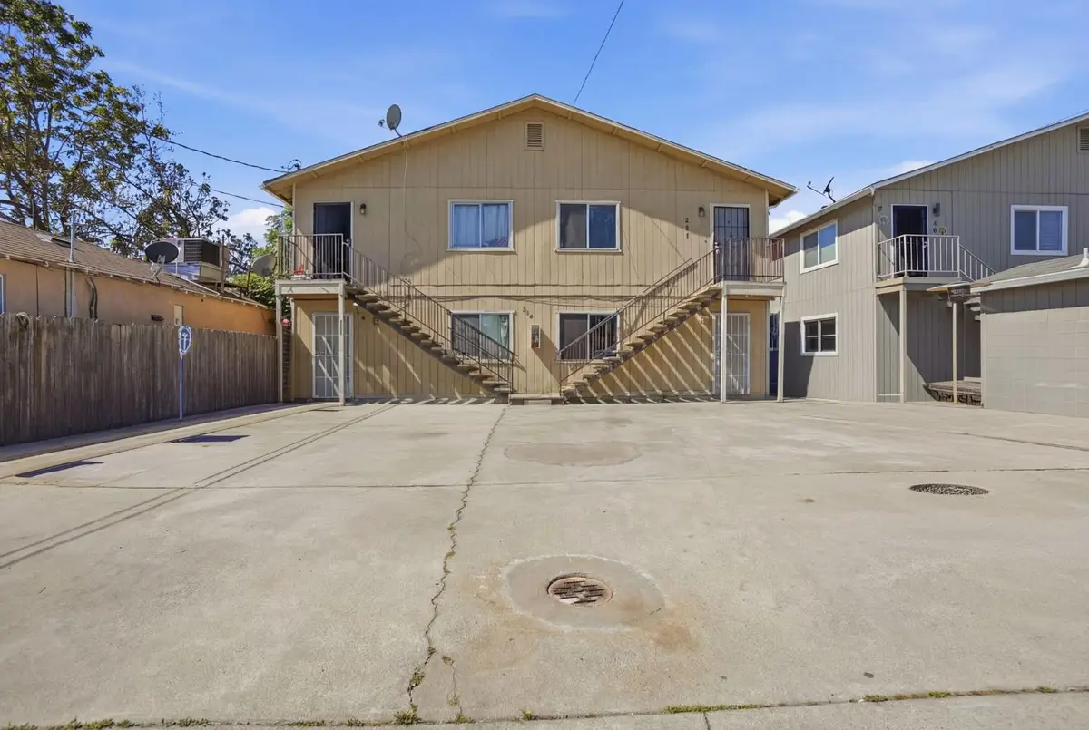 230 N 4th Avenue, Oakdale, CA 95361 - #1