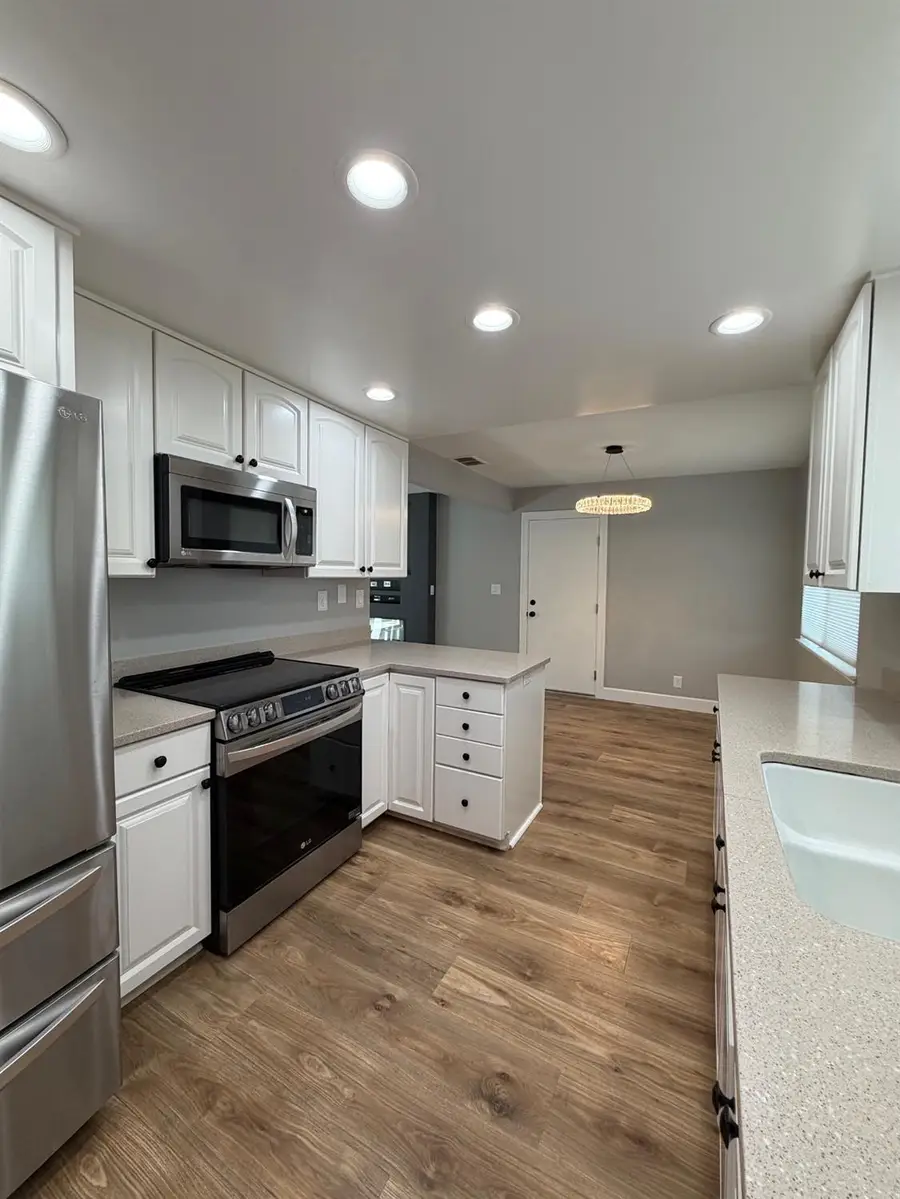 6710 Manassero Way, Sacramento, CA 95820 - #2