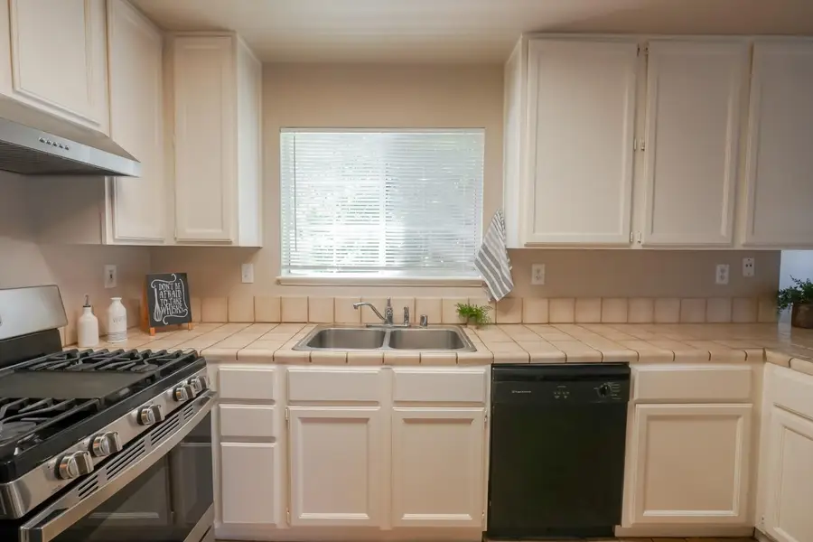 415 W J Street, Los Banos, CA 93635 - #2
