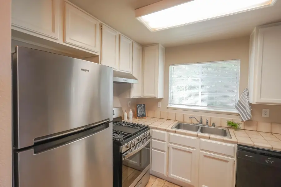 415 W J Street, Los Banos, CA 93635 - #3