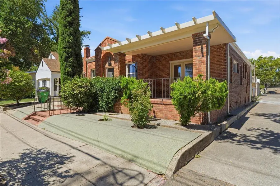 816 Alhambra Boulevard, Sacramento, CA 95816 - #2