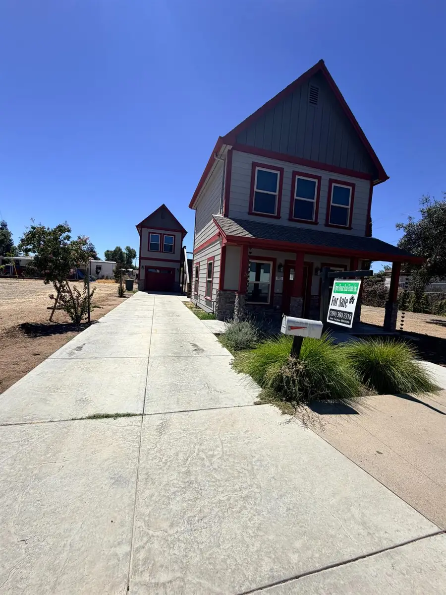 915 E G Street, Oakdale, CA 95361 - #2