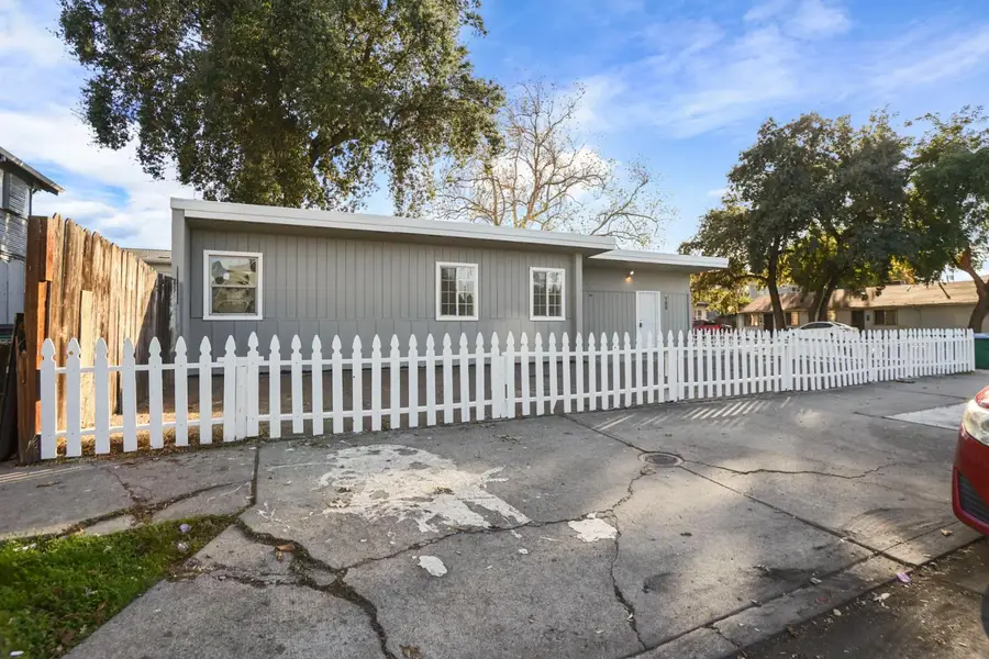 702 E Oak Street, Stockton, CA 95202 - #2