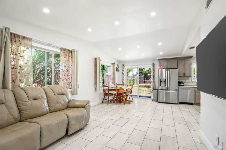 2061 Southwood Drive, Vacaville, CA 95687 - #3