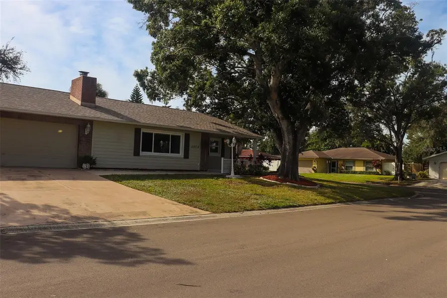 5004 Brandeis Circle N, Sarasota, FL 34243 - Image #2