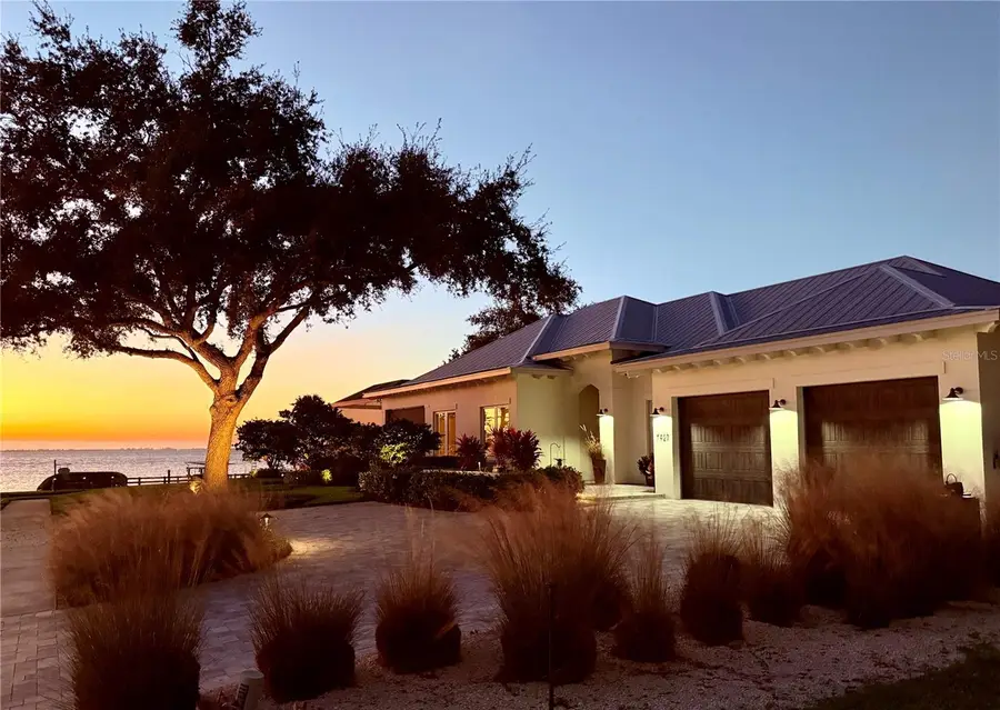 7927 Longbay Boulevard, Sarasota, FL 34243 - Image #3