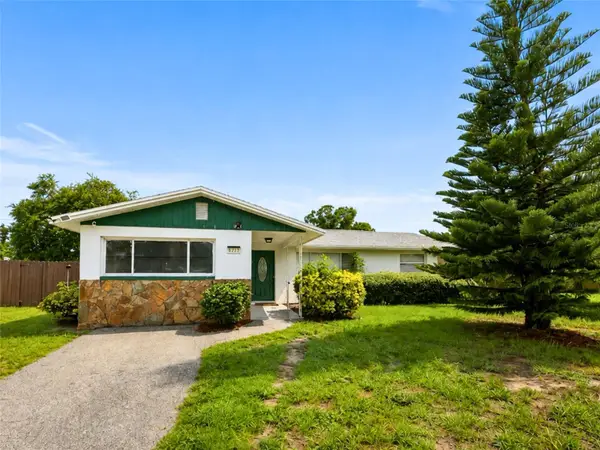 8628 Magnolia Drive, SEMINOLE, FL 33777
