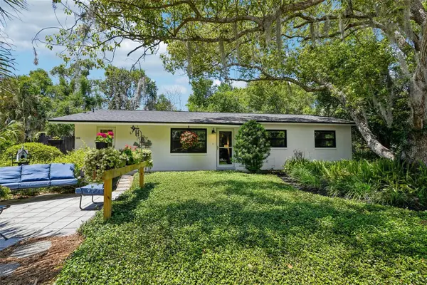 1073 Central Street, MOUNT DORA, FL 32757