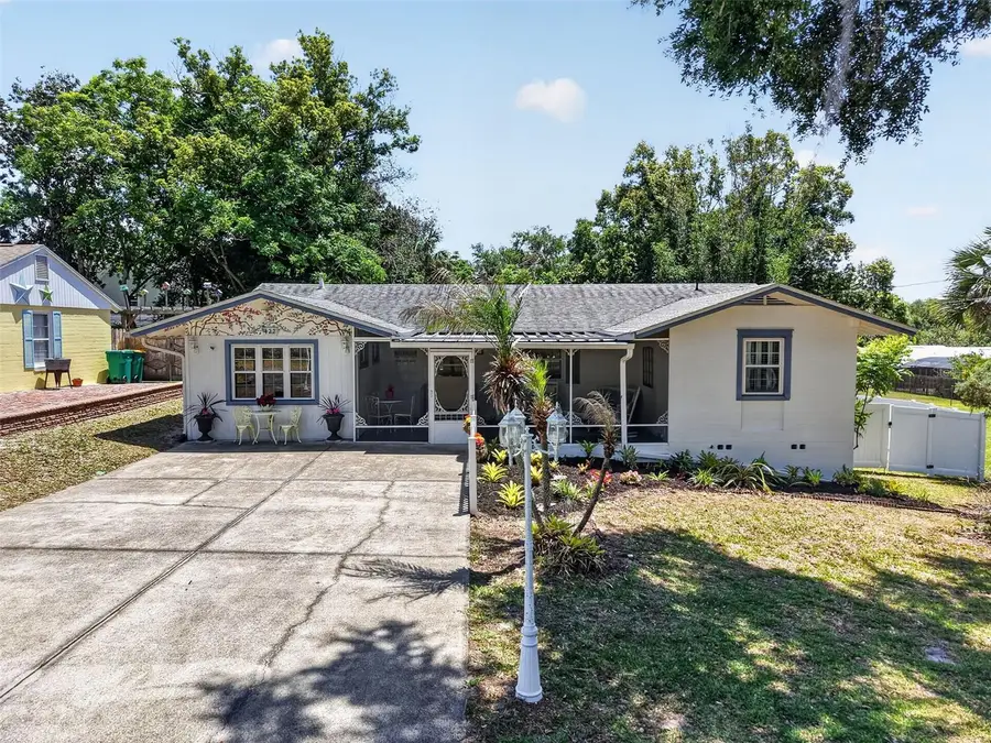 422 W 11th Avenue, Mount Dora, FL 32757 - #2