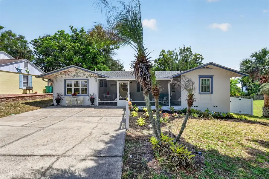 422 W 11th Avenue, Mount Dora, FL 32757 - #3