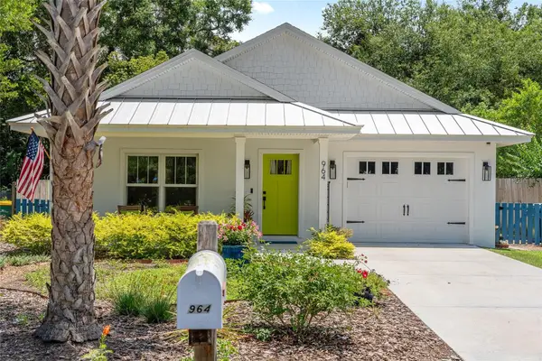 964 N Grandview Street, MOUNT DORA, FL 32757