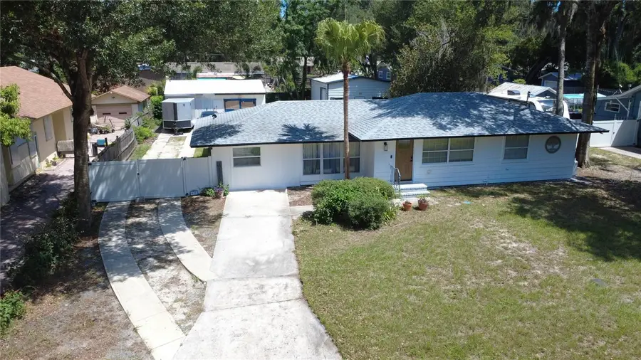 925 E 10th Avenue, Mount Dora, FL 32757 - #3
