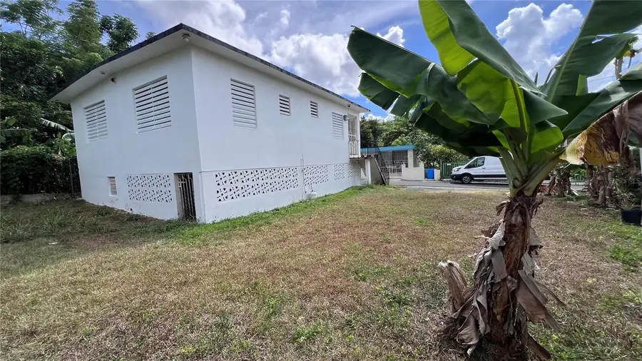 AO - 28 interior Urb Reparto Valencia, Bayamon, PR 00958 - #2