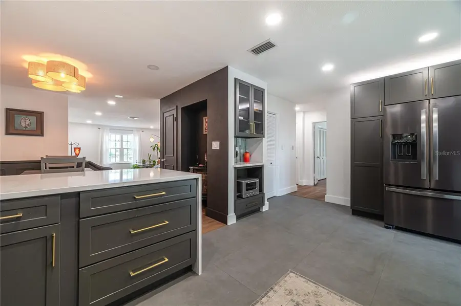 1097 Eden Isle Boulevard Ne #3, Saint Petersburg, FL 33704 - Image #3