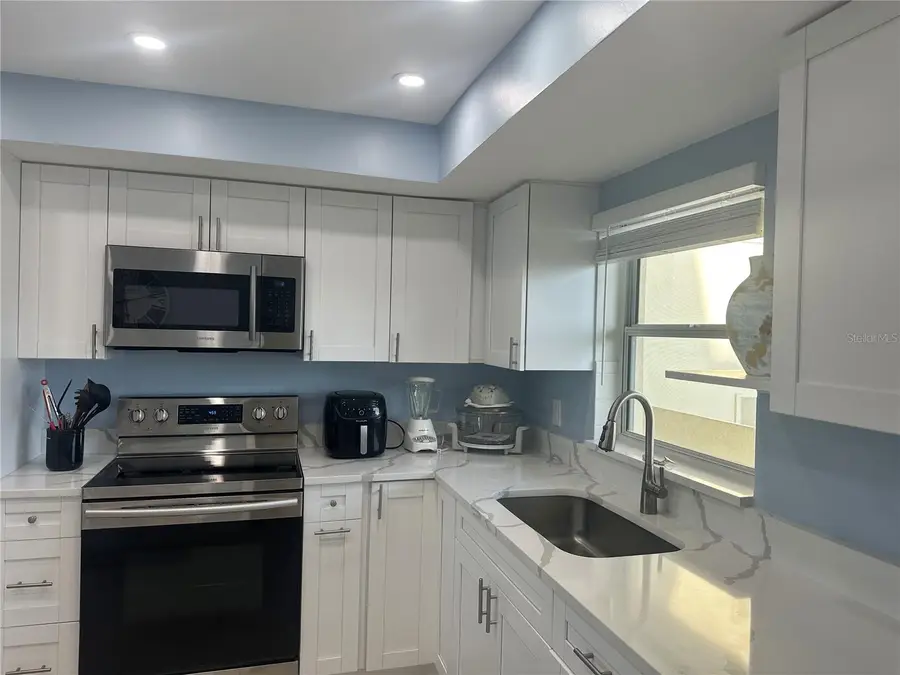 4725 Cove Circle #804, Saint Petersburg, FL 33708 - Image #3