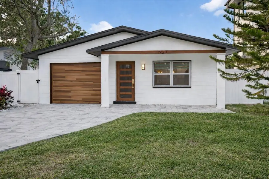 1927 Shore Acres Boulevard Ne, Saint Petersburg, FL 33703 - Image #2