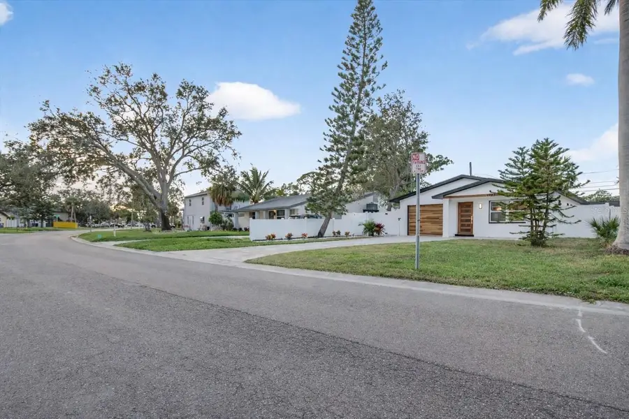 1927 Shore Acres Boulevard Ne, Saint Petersburg, FL 33703 - Image #3