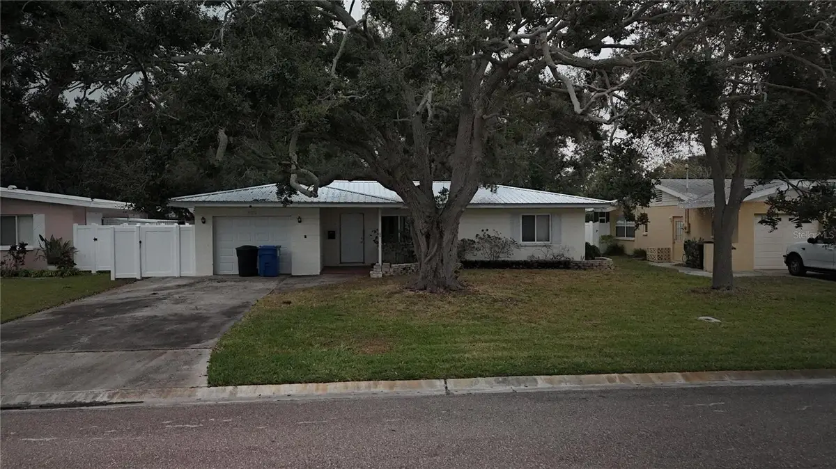 920 43rd Avenue Ne, Saint Petersburg, FL 33703 - Image #1