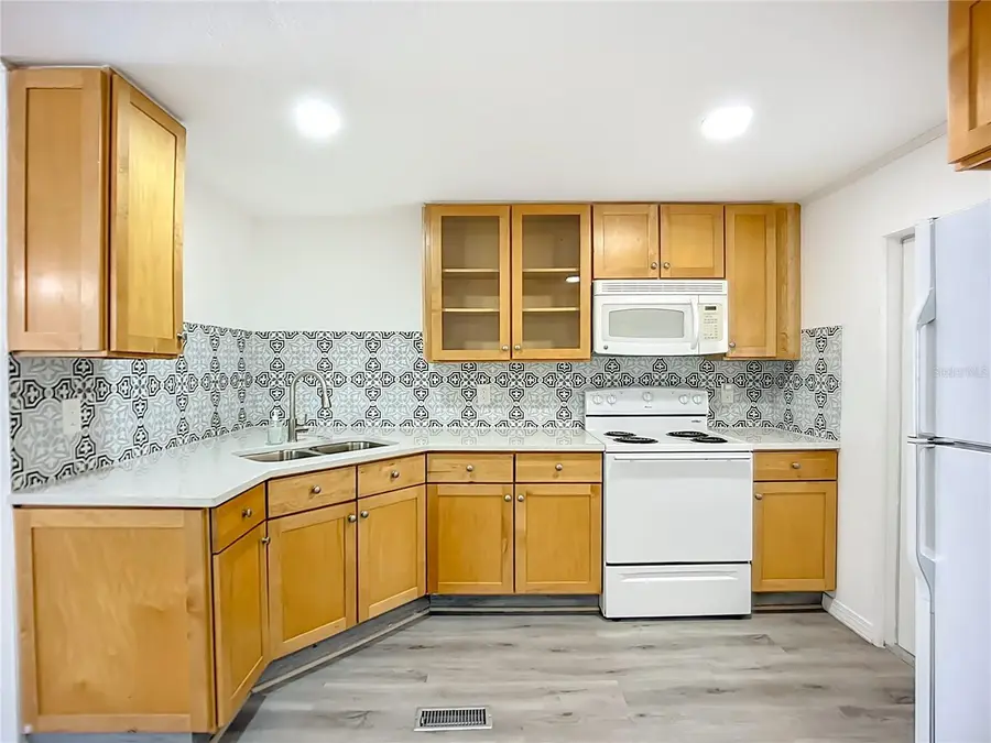 131 Jason Dr, Valrico, FL 33594 - Image #3