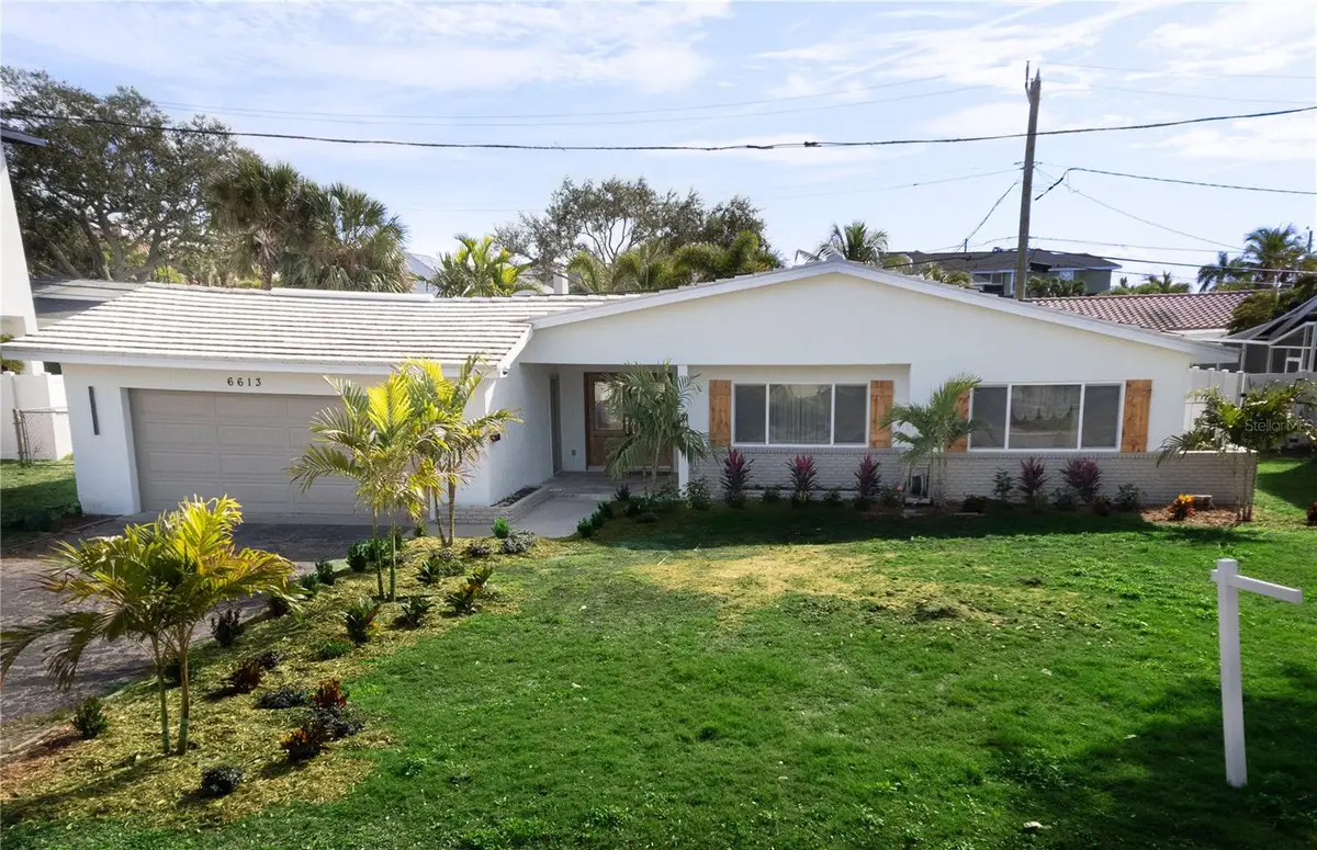 6613 Blue Heron Drive S, Saint Petersburg, FL 33707 - Image #1