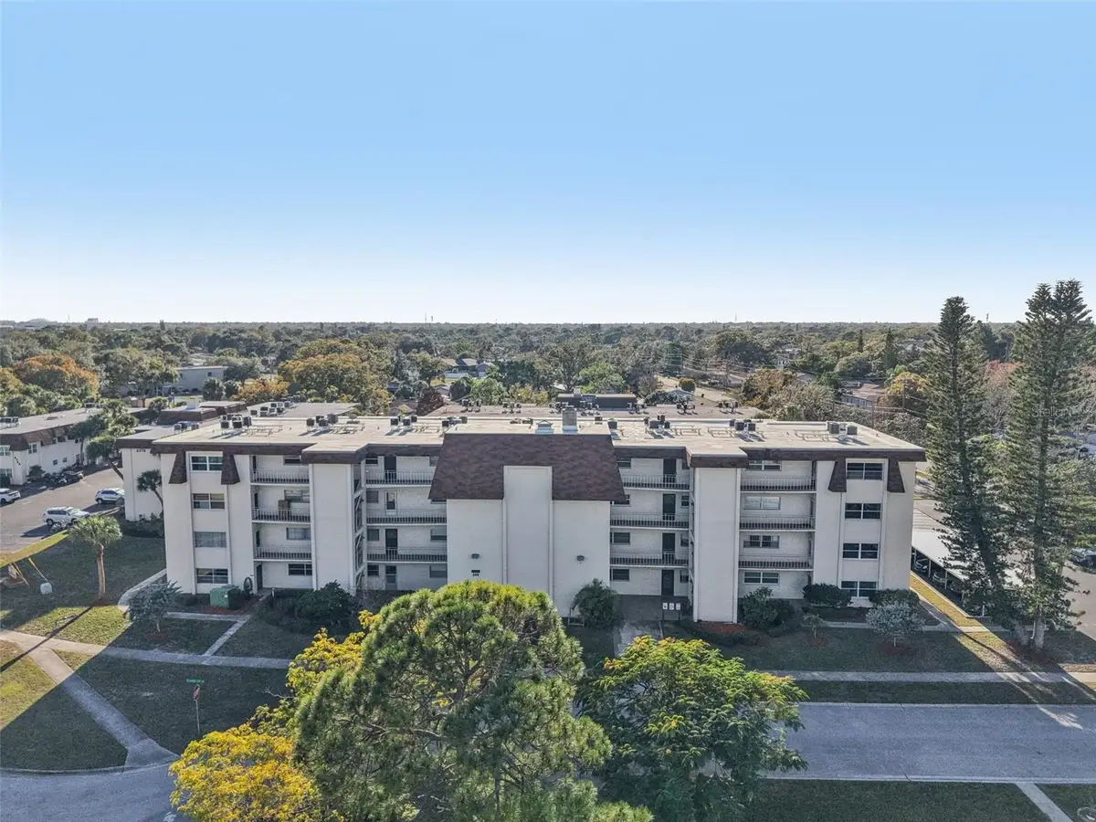 209 NE Lincoln Circle N #309, Saint Petersburg, FL 33702 - Image #1