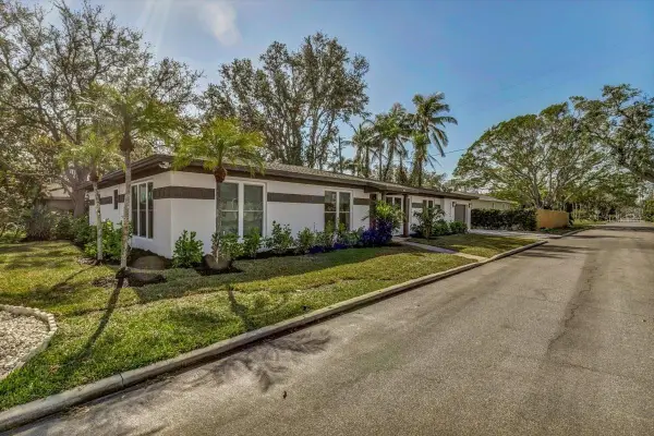 525 Lamara Way Ne, ST PETERSBURG, FL 33704