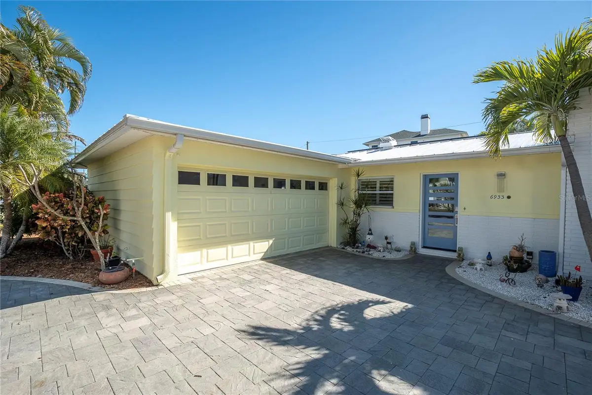 6933 S Shore Drive S, Saint Petersburg, FL 33707 - Image #1