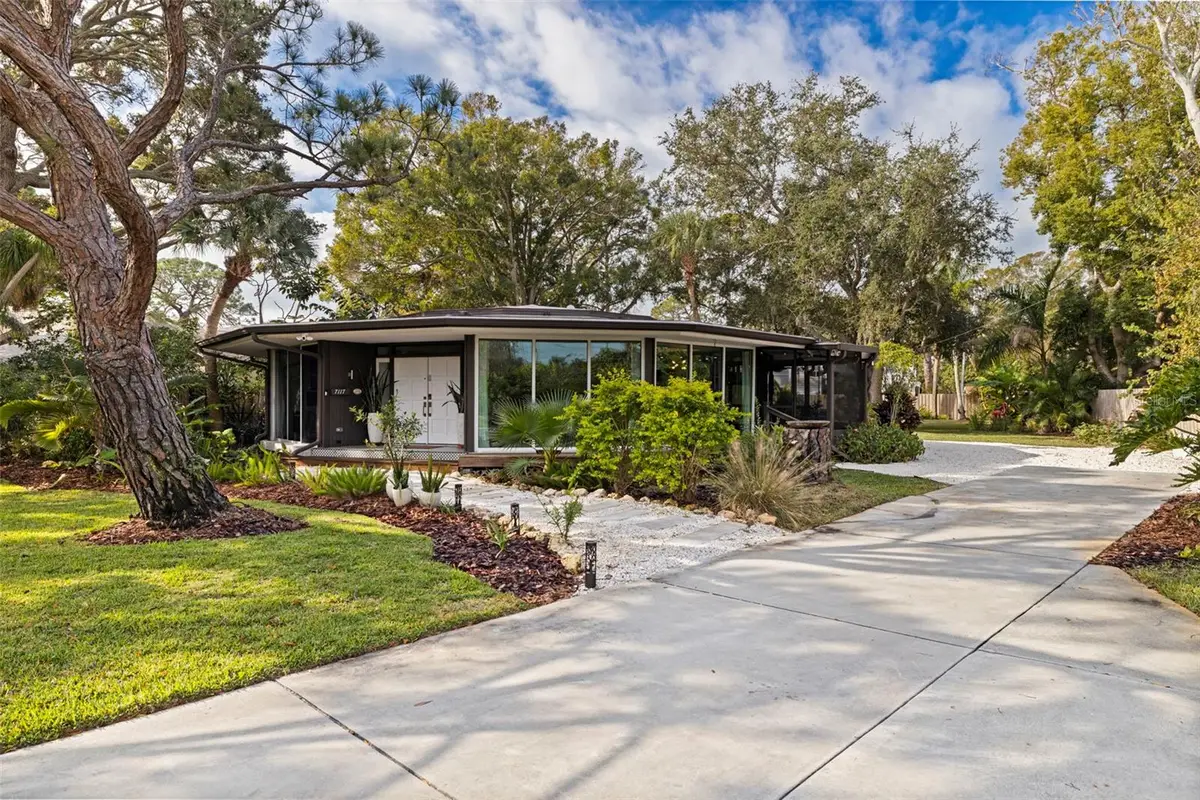 7117 Sunshine Drive S, Saint Petersburg, FL 33705 - #1