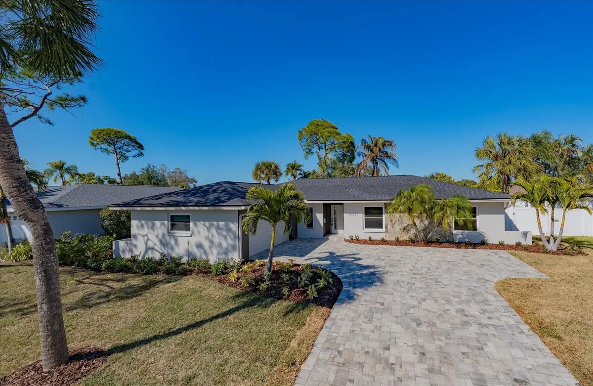 2031 Tanglewood Way Ne, Saint Petersburg, FL 33702 - Image #1