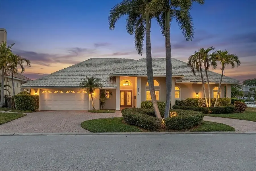 2035 Hawaii Avenue Ne, Saint Petersburg, FL 33703 - #2