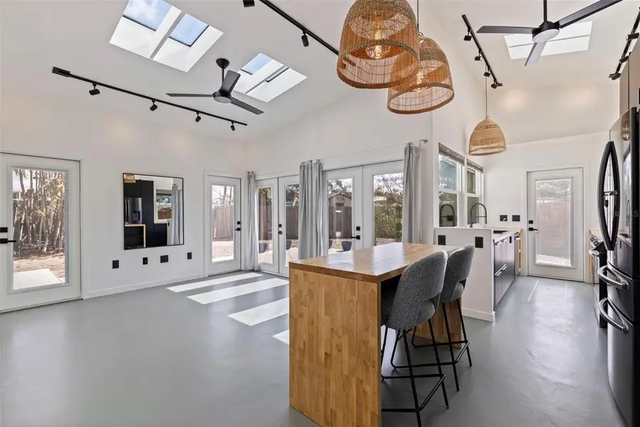 890 65th Street S, Saint Petersburg, FL 33707 - #2