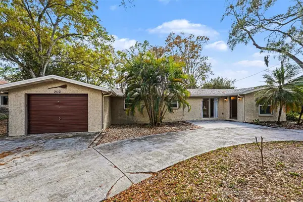 202 Arlington Avenue E, OLDSMAR, FL 34677