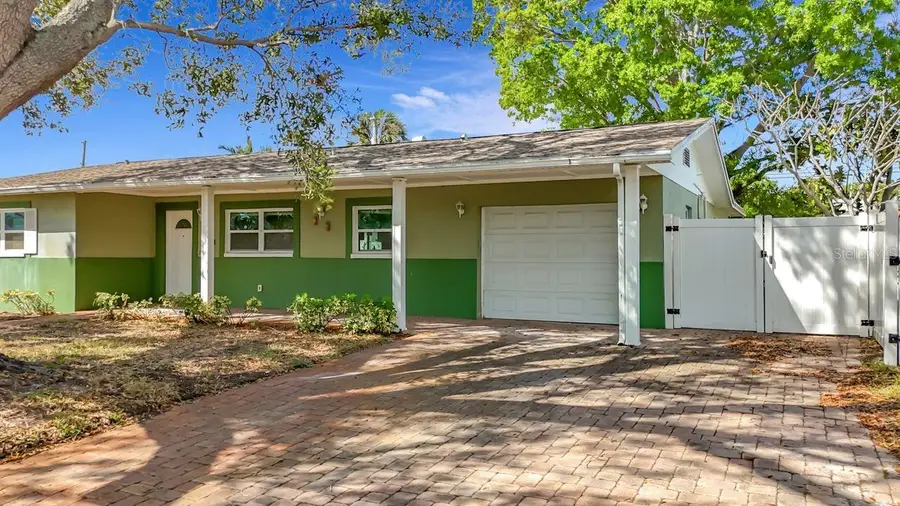 7454 Locust Street Ne, Saint Petersburg, FL 33702 - #2