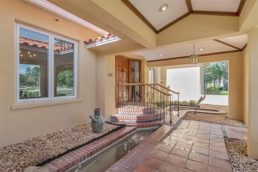 135 25th Avenue Ne, Saint Petersburg, FL 33704 - #3