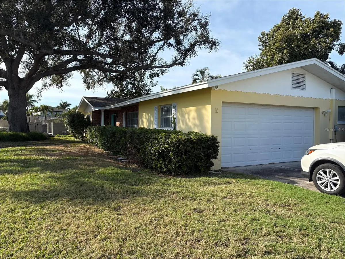 498 Bayview Drive Ne, Saint Petersburg, FL 33704 - #1