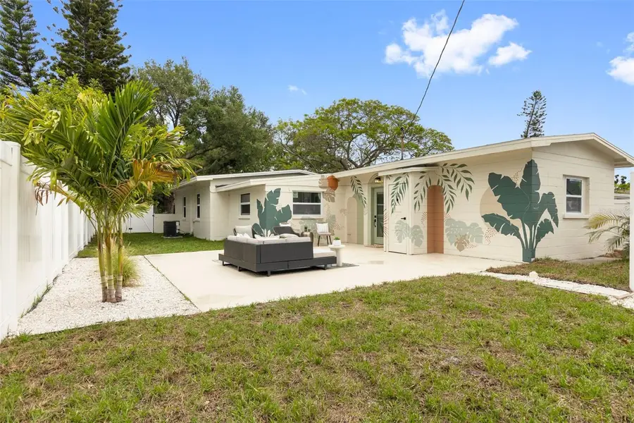 7042 Dartmouth Avenue N, Saint Petersburg, FL 33710 - #2