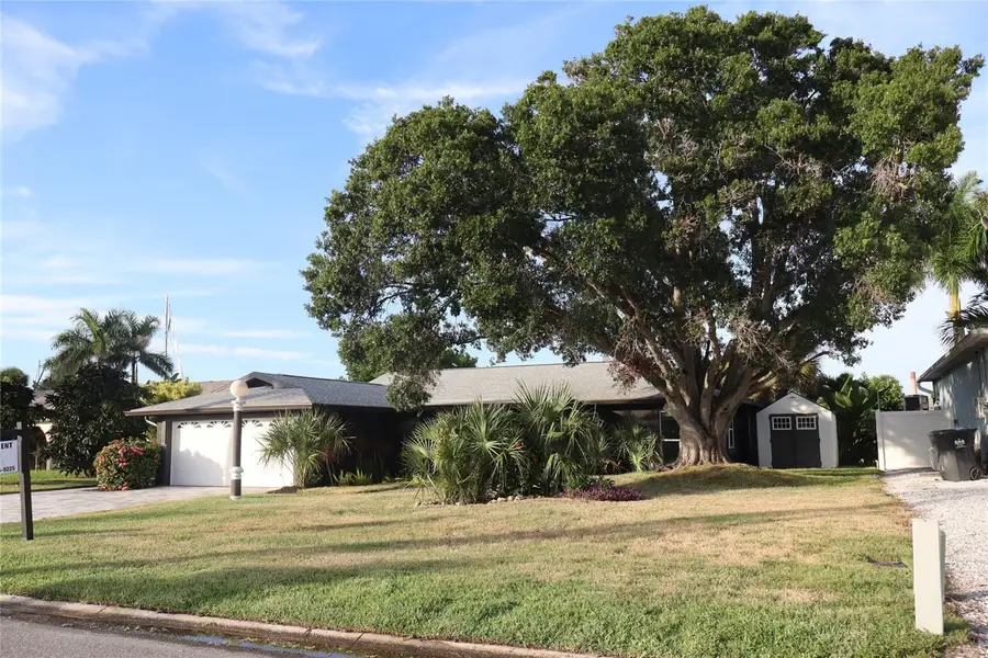 1019 Spindle Palm Way, Apollo Beach, FL 33572 - #2
