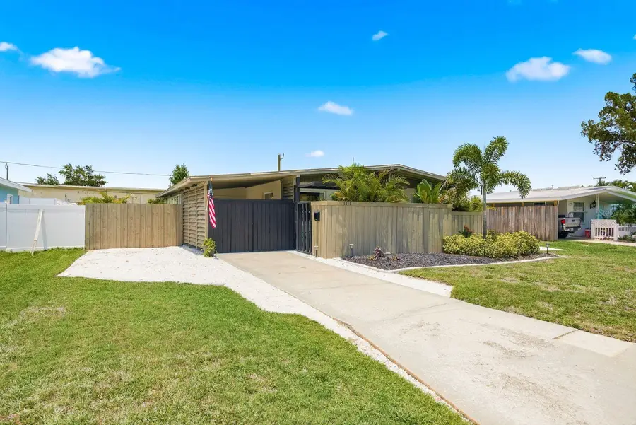 1111 61st Avenue N, Saint Petersburg, FL 33703 - #2