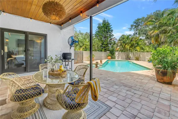 990 San Carlos Court Ne, ST PETERSBURG, FL 33702